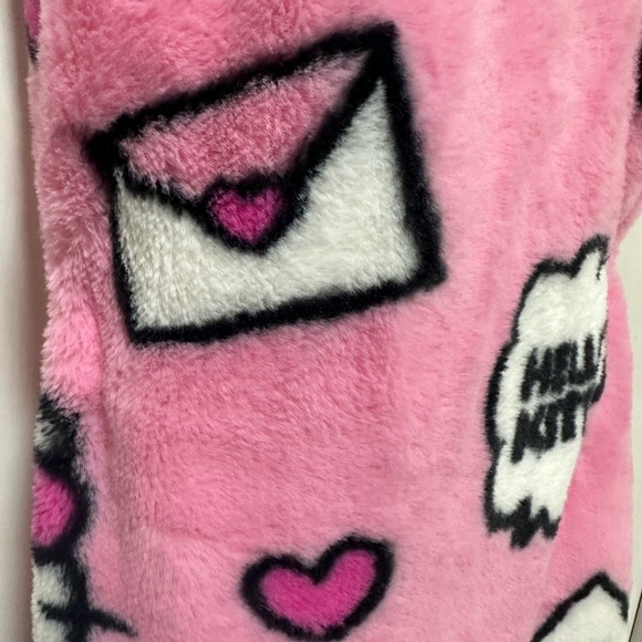 *CLEARANCE* Hello Kitty Pink Heart Envelope Faux Fur Blanket - Picture 2 of 5